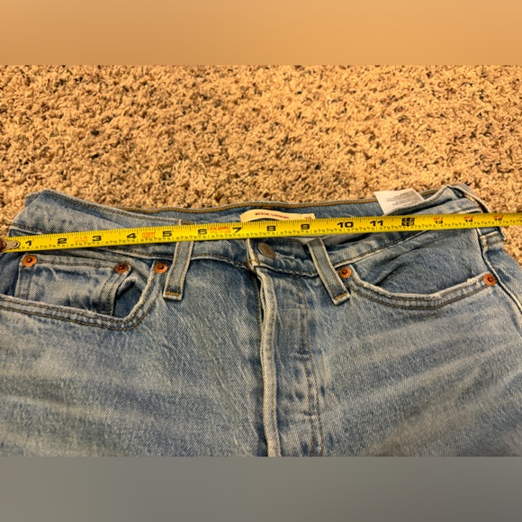 Levi’s Wedgie Straight in Distressed Light Wash - Picture 7 of 8
